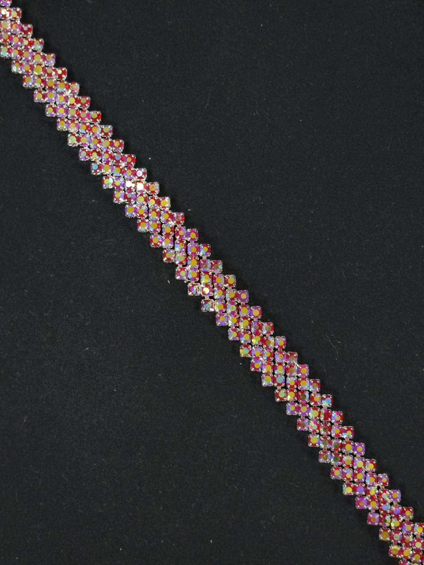 20221218_135235.jpg Strasuri, structura metalica, model liniar cu strasuri rosii si reflexii multicolore - imagine 1