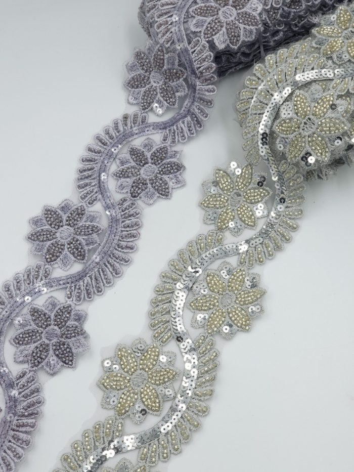 Pasmanterie de ocazie, argintiu si crem, 8cm, paiete si margele cusute - imagine 1